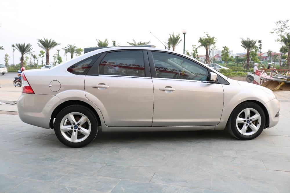 Ford Focus 1.8 MT 2011 - Bán Ford Focus 1.8 MT sản xuất năm 2011, màu kem (be), giá tốt