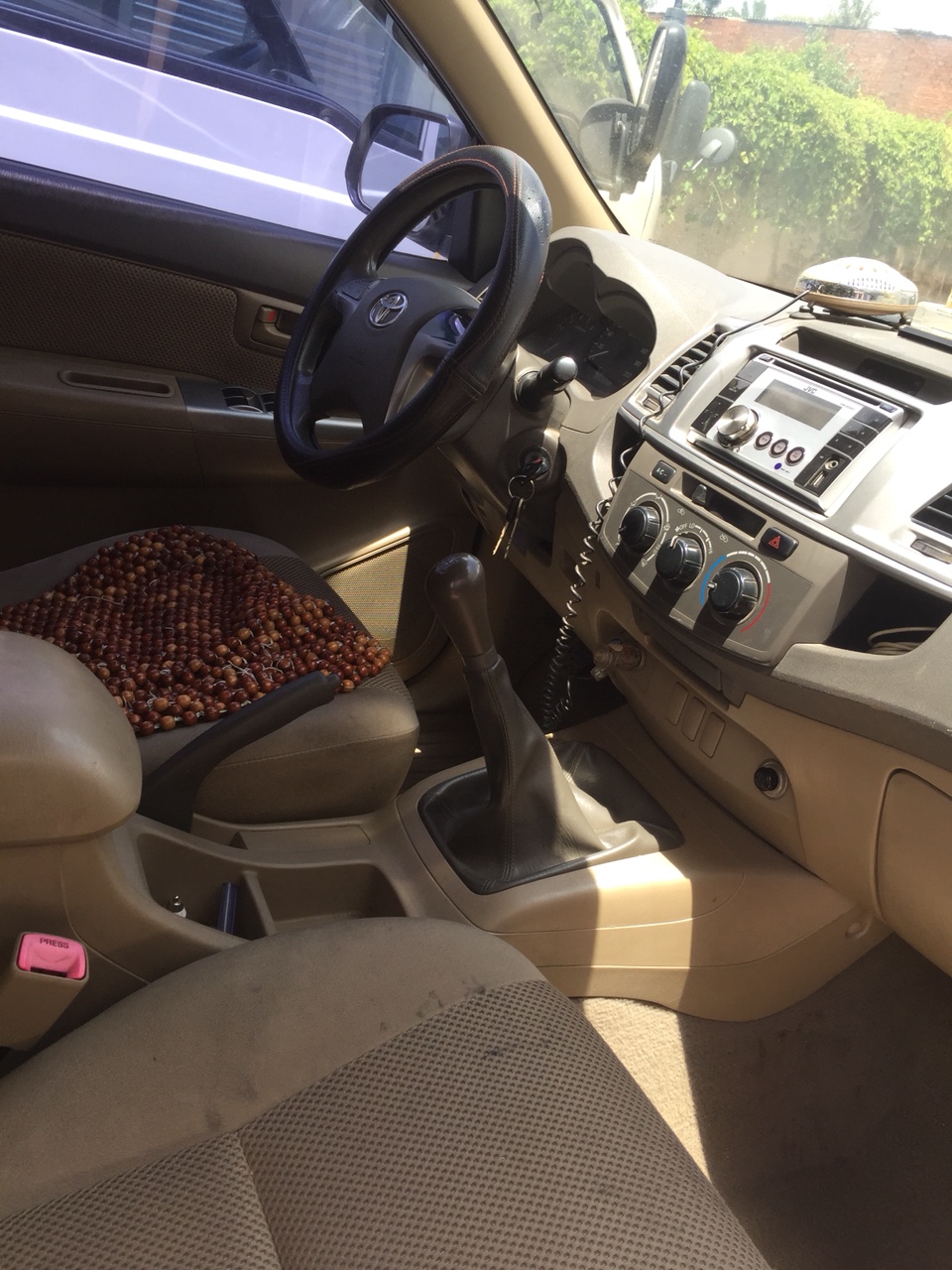 Toyota Hilux 2.5E MT 2011 - Bán Hilux màu kem, Sx 2011 cũ thương lượng