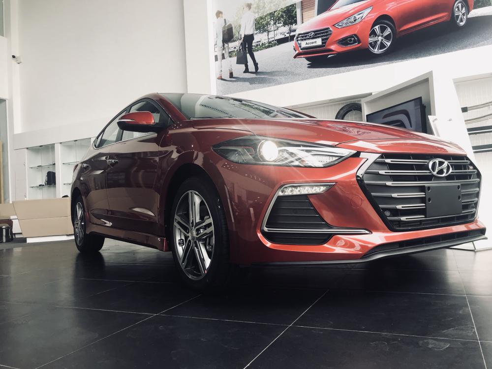 Hyundai Elantra Sport 1.6L AT Turbo  2018 - Bán ô tô Hyundai Elantra đời 2018 màu đỏ, giá 739 triệu, tặng gói phụ kiện 30 triệu