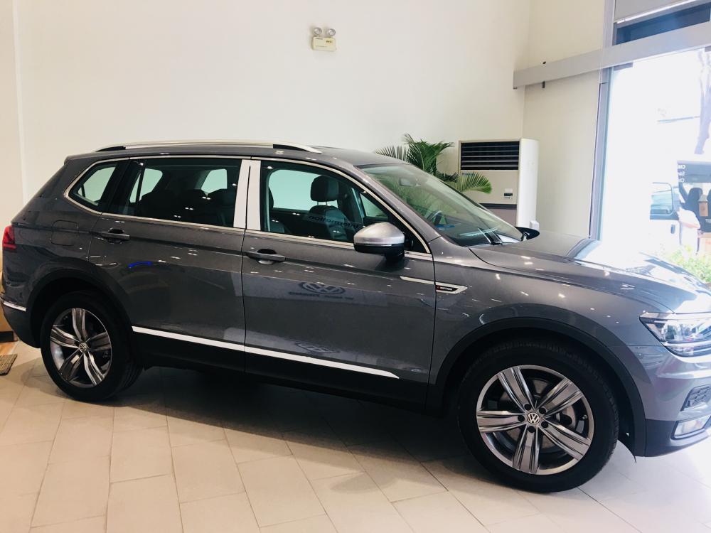 Volkswagen Tiguan Allspace 2018 - Bán Volkswagen Tiguan Allspace Đức nhập khẩu, chỉ 371 triệu, là có thể sở hữu xe Đức, LH em để có giá sập sàn 0942 050 350