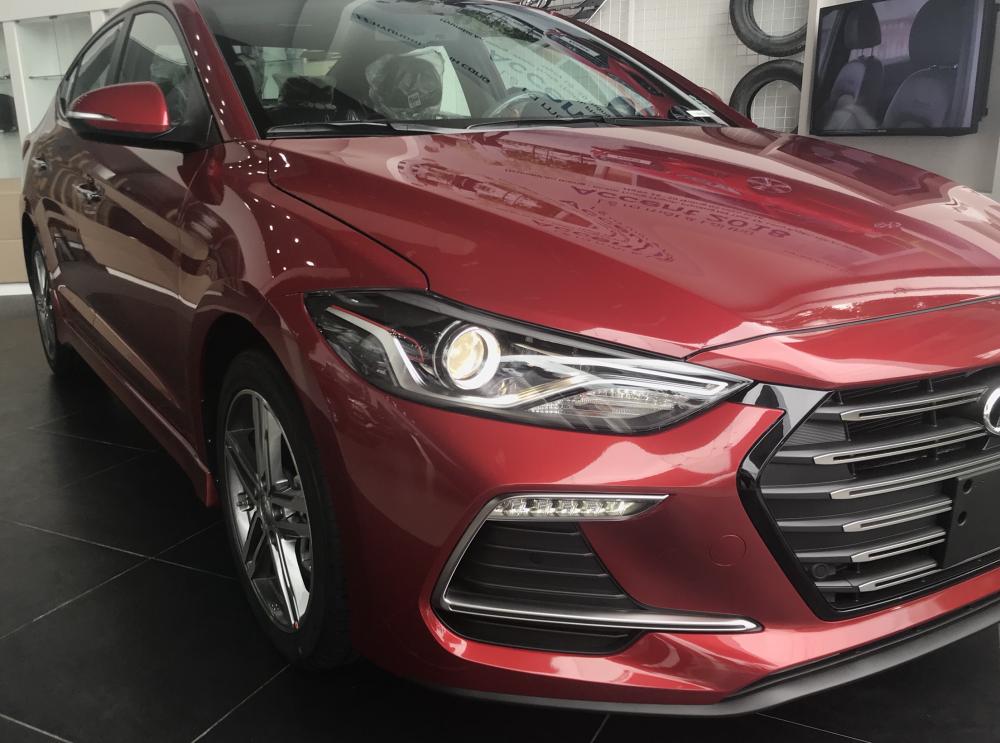 Hyundai Elantra Sport 1.6L AT Turbo  2018 - Bán ô tô Hyundai Elantra đời 2018 màu đỏ, giá 739 triệu, tặng gói phụ kiện 30 triệu