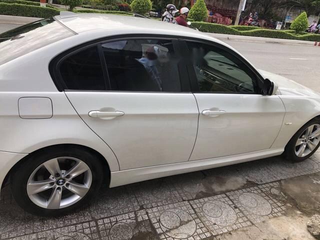 BMW 3 Series 320i 2009 - Cần bán BMW 3 Series 320i đời 2009, màu trắng còn mới, giá chỉ 625 triệu