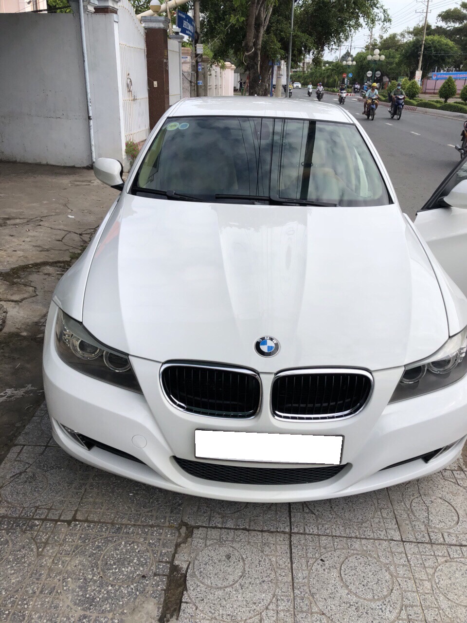 BMW 3 Series 320i 2009 - Đổi xe cần bán BMW 320i đăng ký 12/2009. Màu trắng còn mới tinh