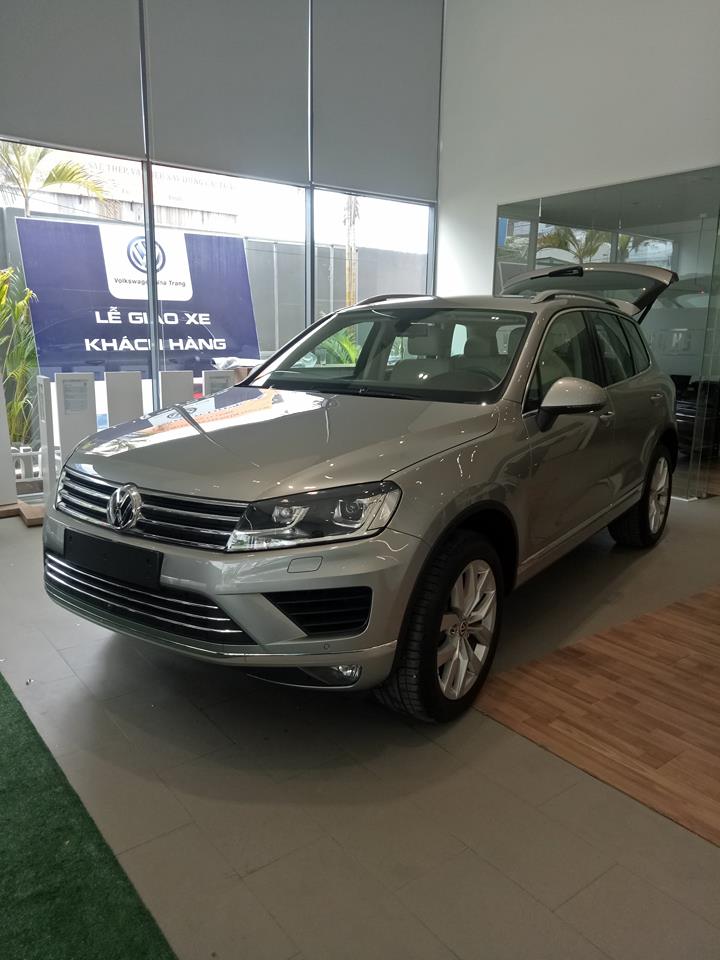 Volkswagen Touareg 2014 - Bán Volkswagen Touareg sản xuất năm 2014, màu bạc, xe nhập