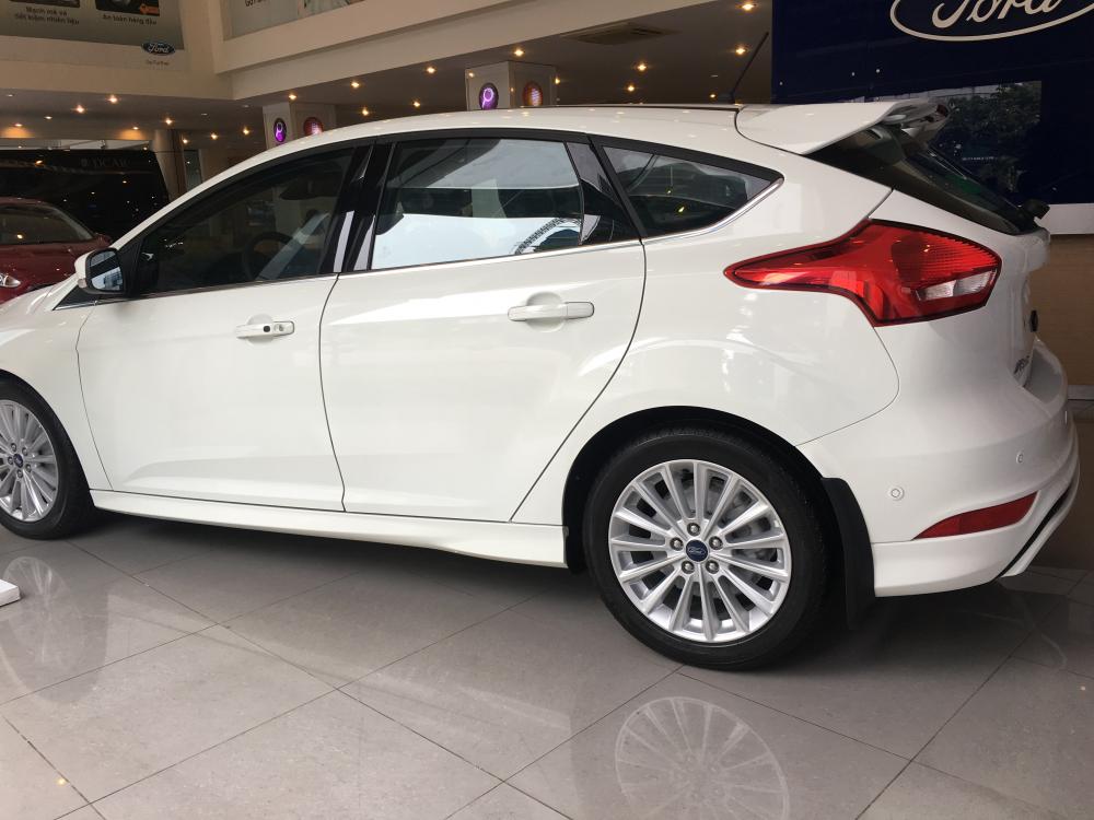 Ford Focus    2018 - Bán ô tô Ford Focus đời 2018, màu trắng 569 triệu