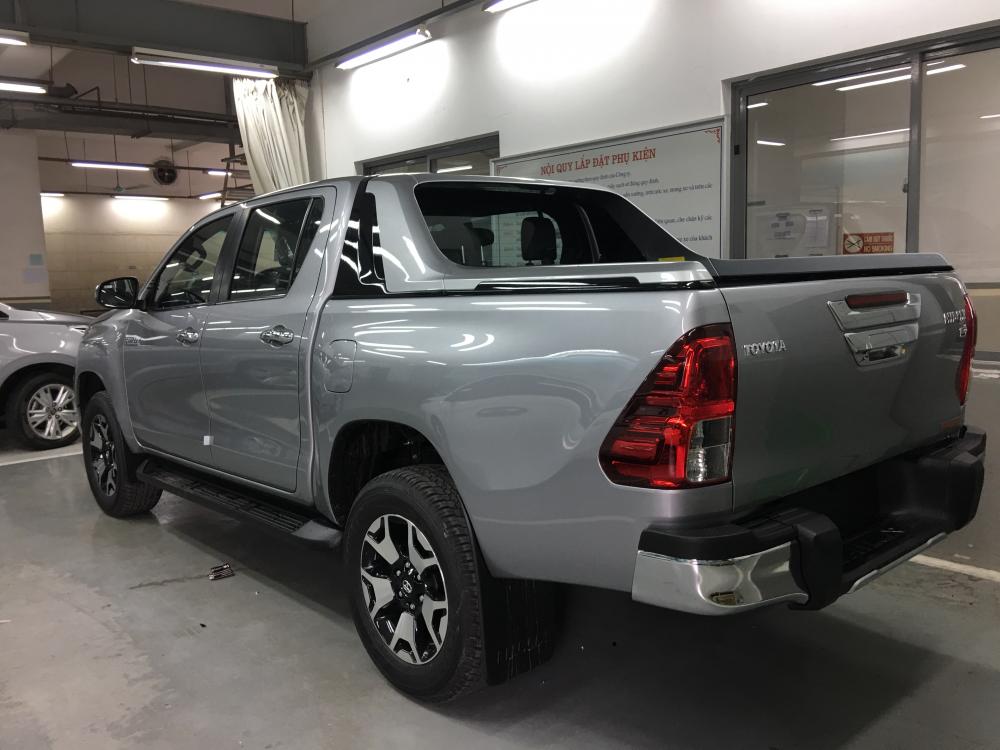 Toyota Hilux 2.8G AT  2018 - Bán xe Toyota Hilux 2.8L màu bạc giao ngay