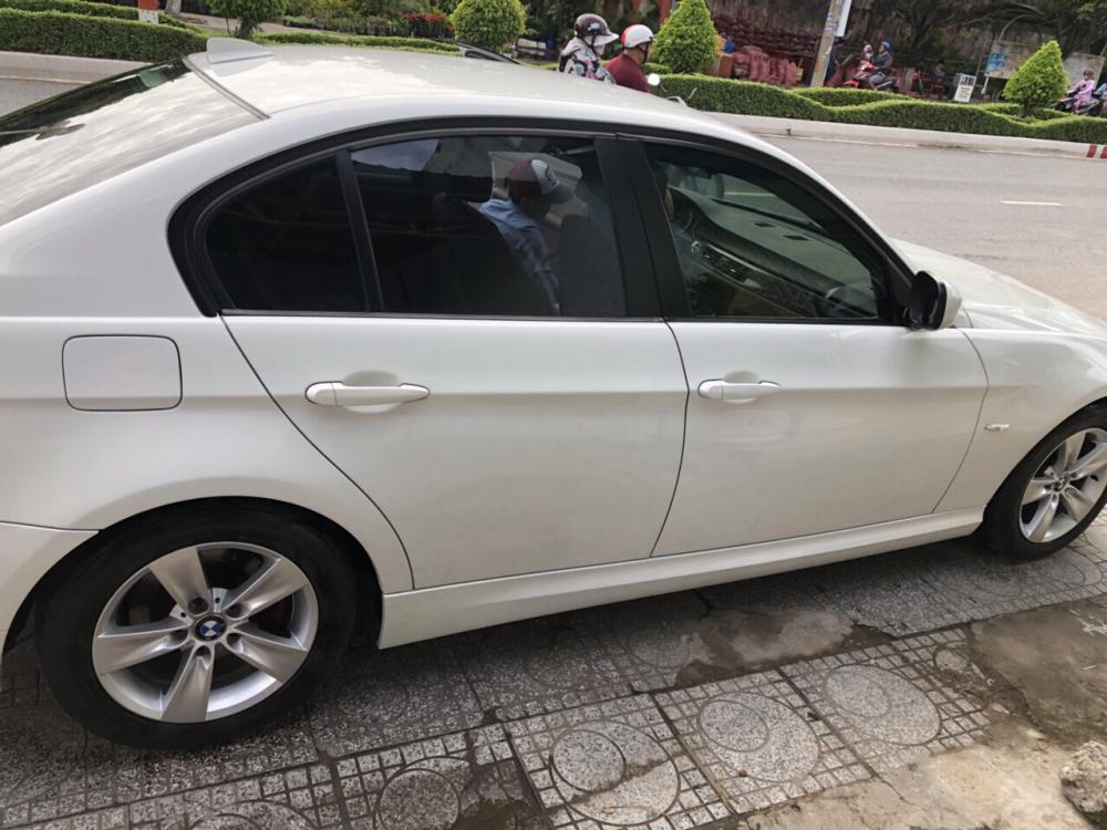 BMW 3 Series 320i 2009 - Đổi xe cần bán BMW 320i đăng ký 12/2009. Màu trắng còn mới tinh