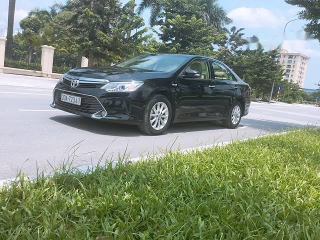 Toyota Camry 2.0 2015 - Cần bán gấp Toyota Camry 2.0 năm sản xuất 2015, màu đen, 859tr