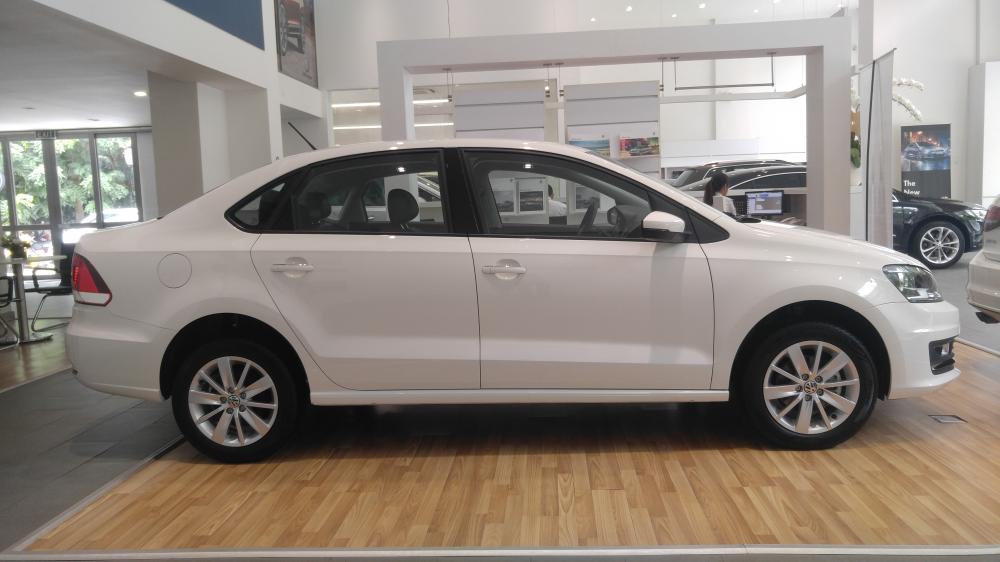 Volkswagen Polo 2017 - Bán Polo Sedan 2017, ưu đãi khủng 20tr: 1 năm bảo dưỡng/ 1 năm bảo hiểm. LH: 0944064764 Ngọc Giàu