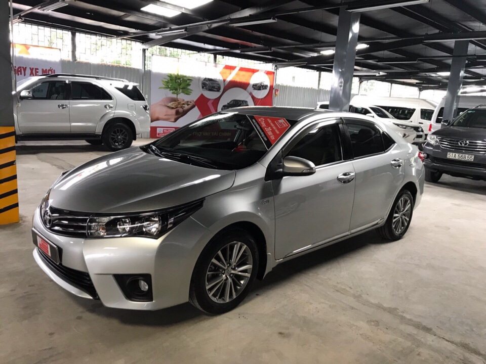 Toyota Corolla altis 2015 - Bán Toyota Corolla Altis 1.8 số sàn đời 2015, màu bạc