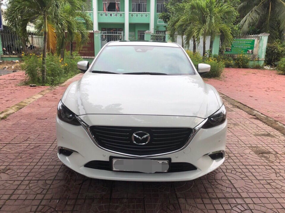 Mazda 6 2.5AT Premium 2017 - Bán Mazda 6 2.5AT Premium màu trắng, số tự động, sản xuất T6/2017, bản facelift. Lăn bánh 18000km