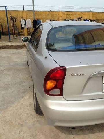 Daewoo Lanos  MT 2005 - Cần bán gấp Daewoo Lanos MT sản xuất 2005, xe đẹp, thân vỏ chắc không lỗi