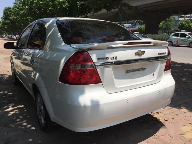 Chevrolet Aveo 2015 - Cần bán lại xe Chevrolet Aveo năm 2015, màu trắng số tự động, giá 348tr