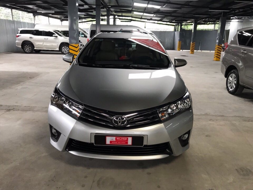 Toyota Corolla altis 2015 - Bán Toyota Corolla Altis 1.8 số sàn đời 2015, màu bạc