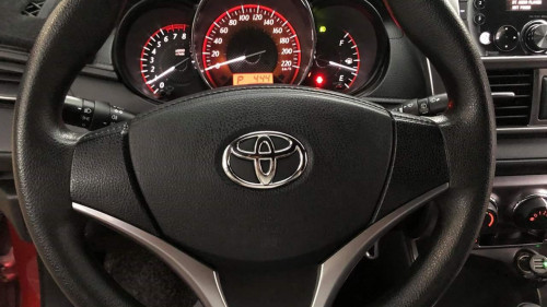 Toyota Yaris  1.6 AT  2015 - Cần bán gấp Toyota Yaris 1.6 AT sản xuất năm 2015, màu đỏ
