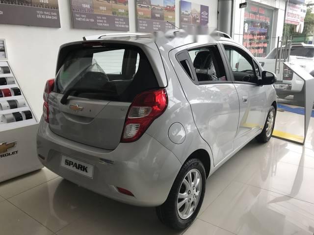 Chevrolet Spark  LT 2018 - Cần bán Chevrolet Spark sản xuất 2018, màu bạc, giá 389tr