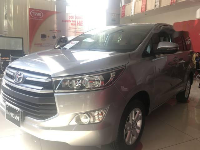 Toyota Innova E 2018 - Bán xe Toyota Innova E năm sản xuất 2018, màu bạc