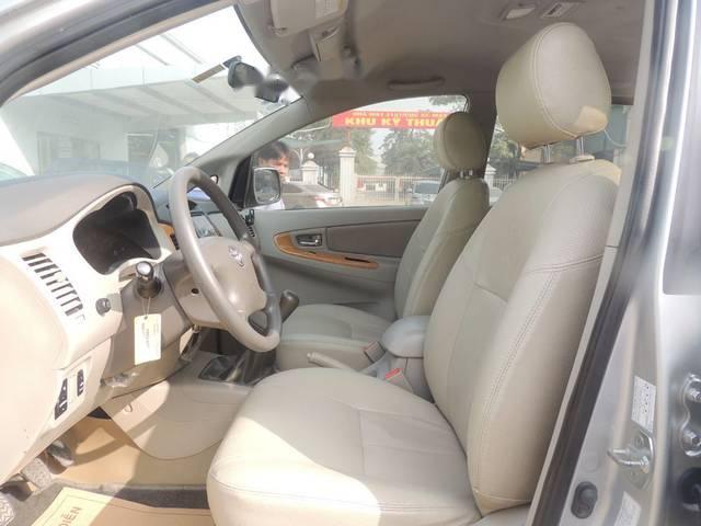 Toyota Innova 2.0G  2011 - Cần bán xe Toyota Innova 2.0G năm 2011, màu bạc như mới, giá 480tr