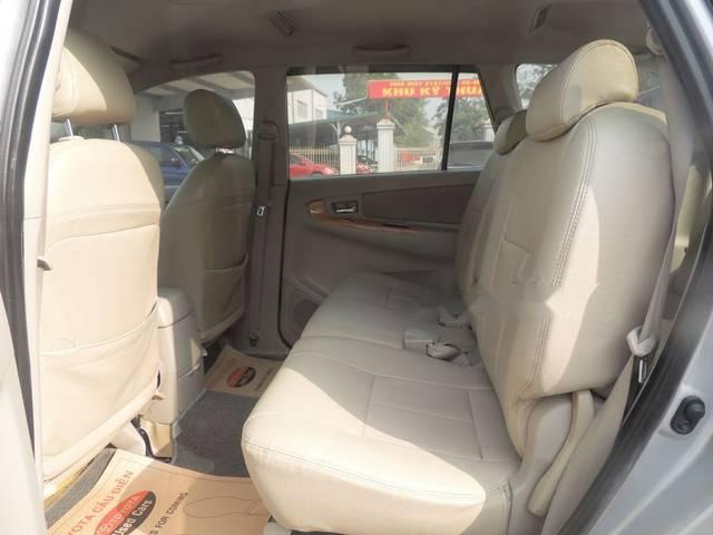 Toyota Innova 2.0G  2011 - Cần bán xe Toyota Innova 2.0G năm 2011, màu bạc như mới, giá 480tr