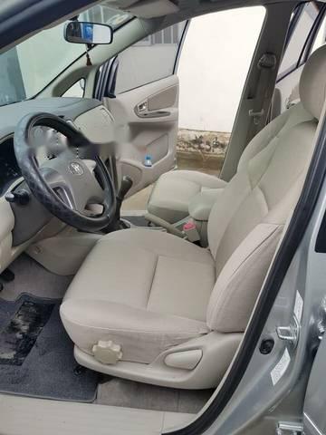 Toyota Innova  2.0E  2014 - Cần bán gấp Toyota Innova 2.0E đời 2014, màu bạc xe gia đình