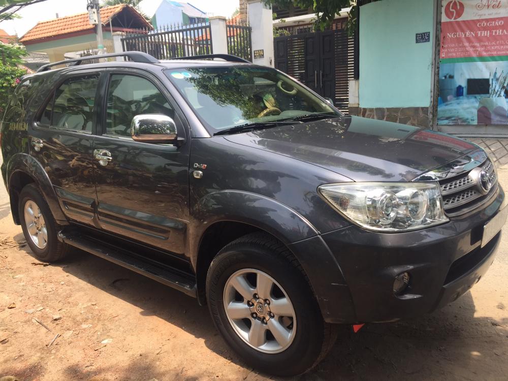 Toyota Fortuner G 2010 - Bán Toyota Fortuner G 2011, màu đen, giá chỉ 650 triệu