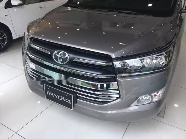 Toyota Innova 2.0E 2018 - Cần bán Toyota Innova 2.0E sản xuất năm 2018, màu xám, giá chỉ 743 triệu