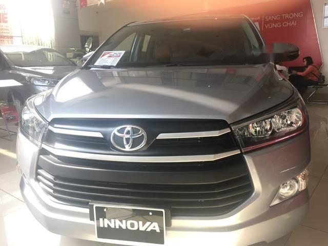 Toyota Innova E 2018 - Bán xe Toyota Innova E năm sản xuất 2018, màu bạc