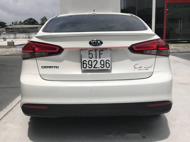 Kia Cerato 1.6MT 2016 - Cần bán Kia Cerato 1.6MT đời 2016, màu trắng xe gia đình 