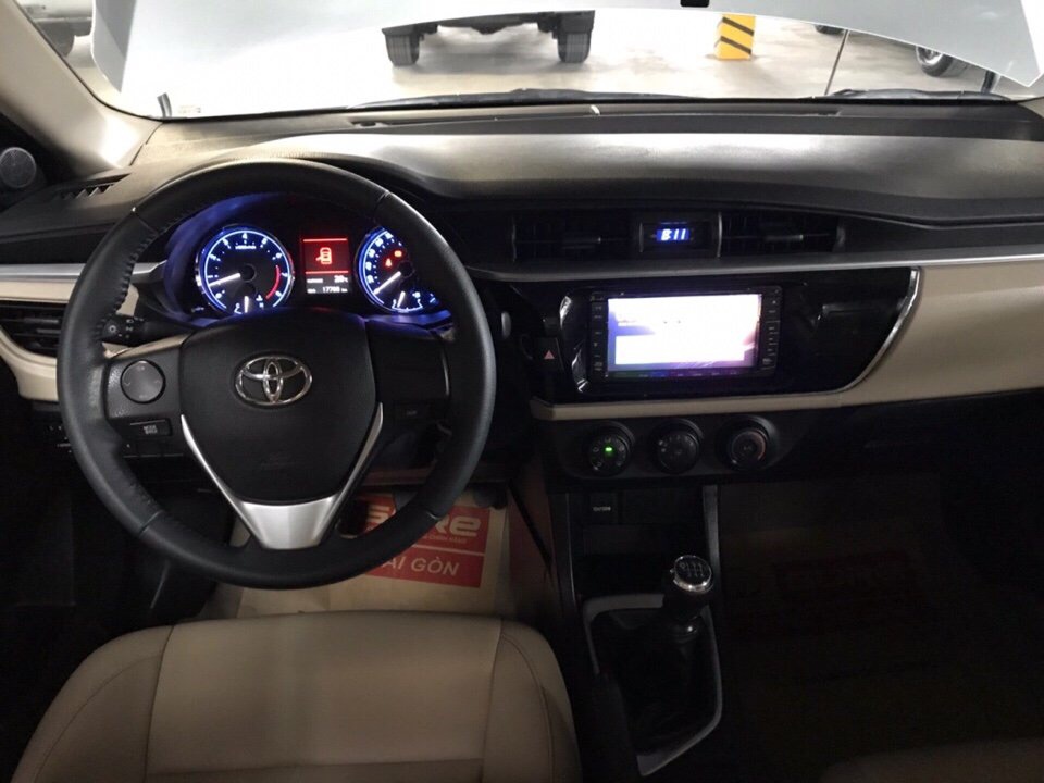 Toyota Corolla altis 2015 - Bán Toyota Corolla Altis 1.8 số sàn đời 2015, màu bạc