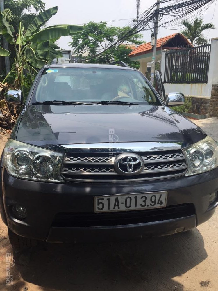 Toyota Fortuner G 2010 - Bán Toyota Fortuner G 2011, màu đen, giá chỉ 650 triệu