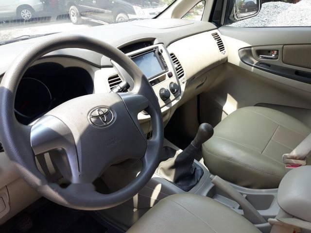 Toyota Innova 2015 - Bán Toyota Innova năm sản xuất 2015, màu bạc 