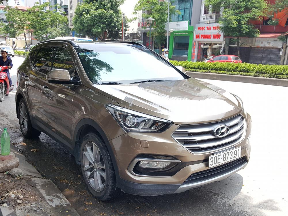 Hyundai Santa Fe 2.4 4WD 2017 - Hyundai Santa Fe 2.4 4WD sản xuất 2017, màu nâu xe gia đình đi rất giũ gìn. Hỗ trợ trả góp 70%