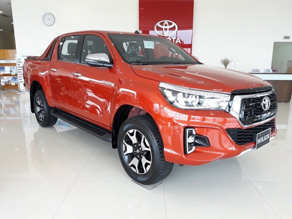 Toyota Hilux 2.8G AT 4x4 2018 - Bán Toyota Hilux 2.8G AT 4x4 năm sản xuất 2018, màu cam, nhập khẩu giao xe sớm