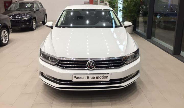 Volkswagen Passat Bluemotion 2017 - Bán Volkswagen Passat Bluemotion đời 2018, màu trắng, nhập khẩu nguyên chiếc