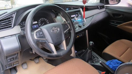 Toyota Innova   2.0 MT  2017 - Bán Toyota Innova 2.0 MT đời 2017, màu bạc  