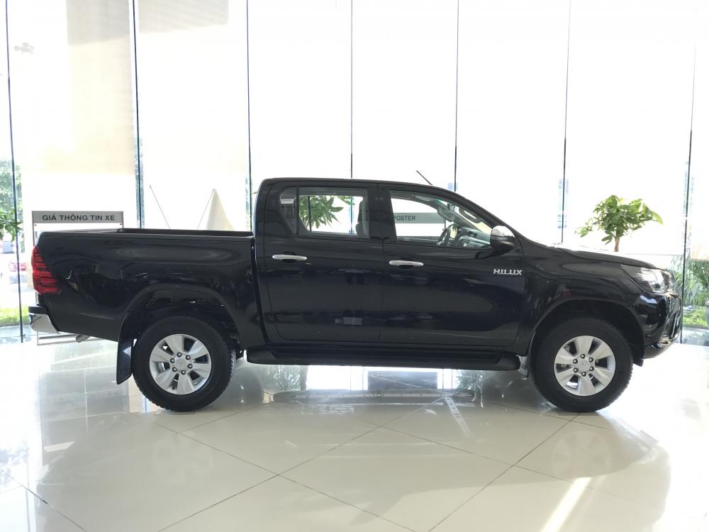 Toyota Hilux 2.4G 4x4 MT 2018 - Bán Toyota Hilux 2.4G 4x4 MT 2 cầu đời 2018, màu đen, xe nhập giao xe sớm liên hệ 0986924166