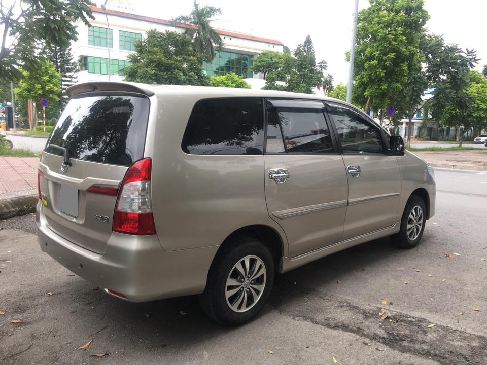 Toyota Innova G 2015 - Cần tiền bán Innova 20 15 MT, vàng cát xe gia đình chính chủ một đời