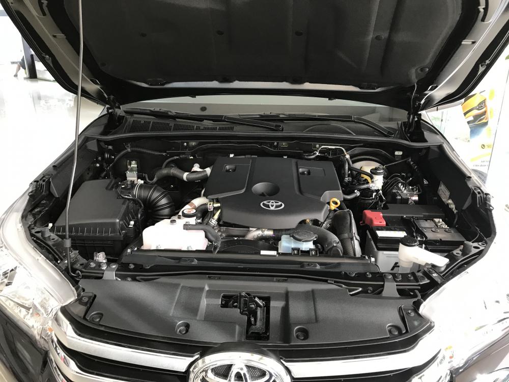 Toyota Hilux 2.4G 4x4 MT 2018 - Bán Toyota Hilux 2.4G 4x4 MT 2 cầu đời 2018, màu đen, xe nhập giao xe sớm liên hệ 0986924166