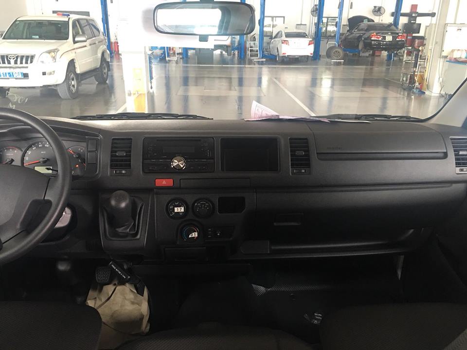 Toyota Hiace 3.0 MT 2018 - Bán xe Toyota Hiace 3.0 MT đời 2018, màu trắng, nhập khẩu Thái, hỗ trợ vay 90%. LH: 0912493498