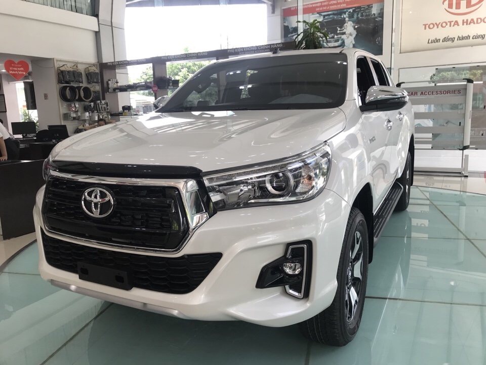 Toyota Hilux 2.8G AT 4x4 2018 - Bán Toyota Hilux 2.8G AT 4x4 2018, màu trắng, nhập khẩu, giá 886tr, đặt xe lấy sớm liên hệ 0986924166