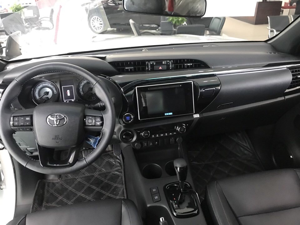 Toyota Hilux 2.8G AT 4x4 2018 - Bán Toyota Hilux 2.8G AT 4x4 2018, màu trắng, nhập khẩu, giá 886tr, đặt xe lấy sớm liên hệ 0986924166