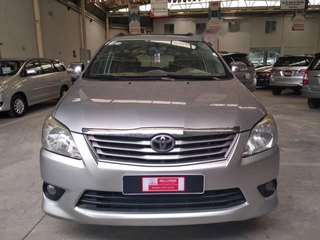 Toyota Innova   2.0E 2013 - Bán Toyota Innova 2.0E đời 2013, màu bạc 