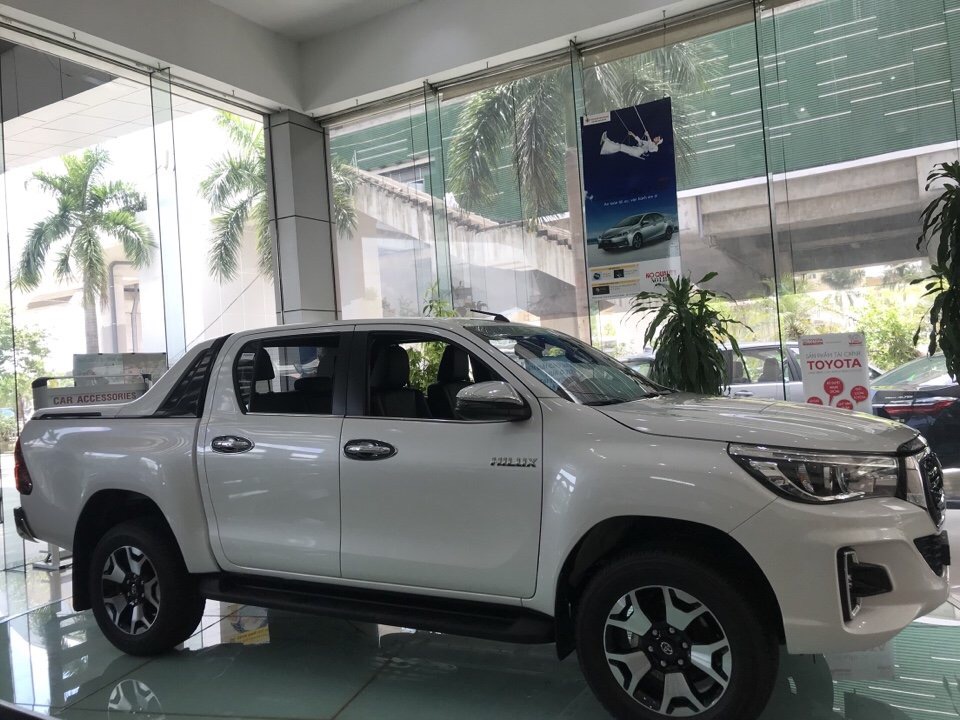 Toyota Hilux 2.8G AT 4x4 2018 - Bán Toyota Hilux 2.8G AT 4x4 2018, màu trắng, nhập khẩu, giá 886tr, đặt xe lấy sớm liên hệ 0986924166