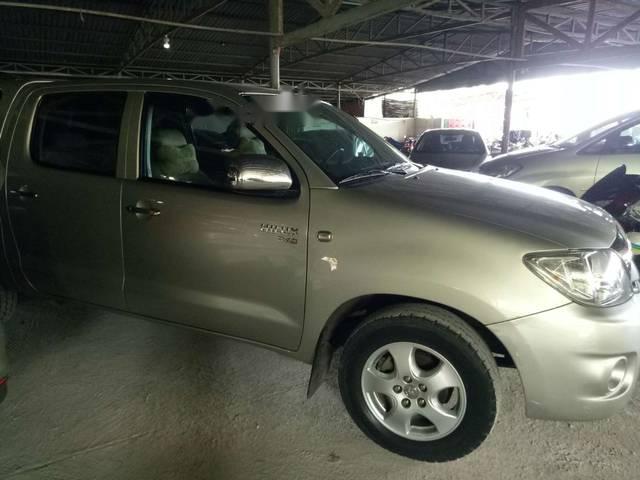 Toyota Hilux   2010 - Cần bán lại xe Toyota Hilux sản xuất 2010, màu bạc, giá tốt