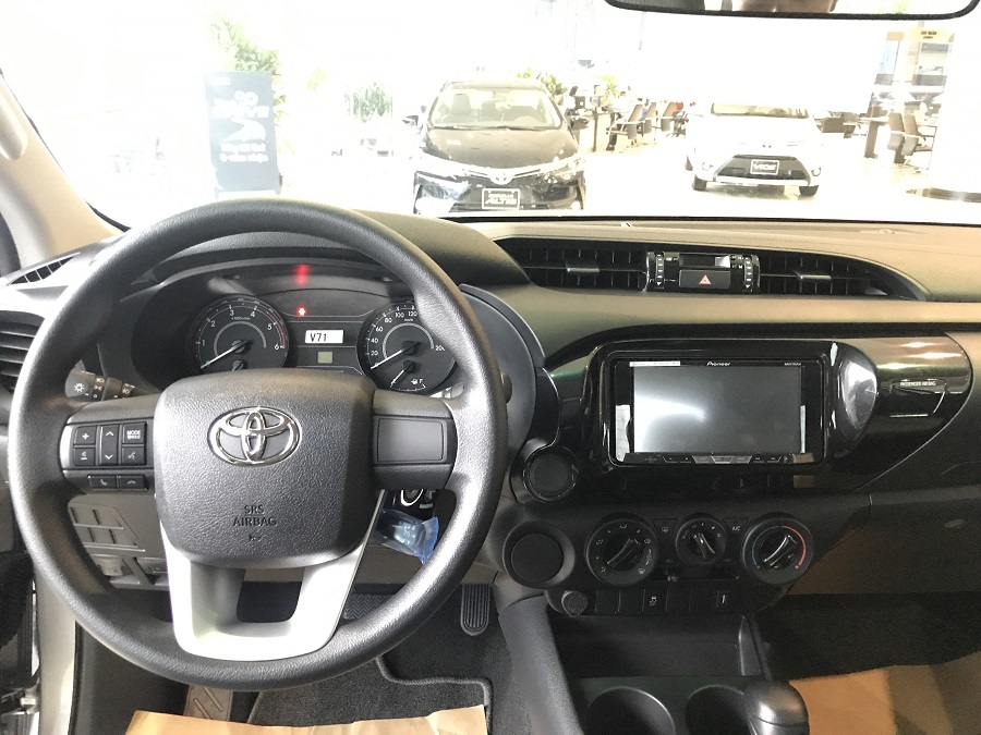 Toyota Hilux 2.4G AT 2018 - Bán Toyota Hilux 2.4G AT đời 2018, màu bạc, xe nhập giao sớm, liên hệ ngay 0986924166