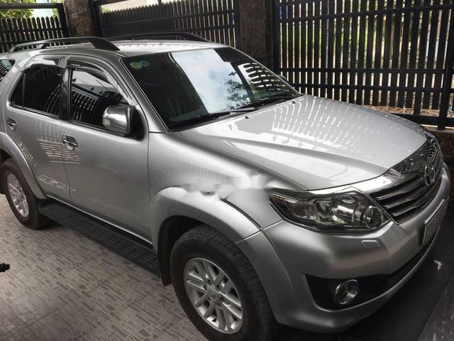 Toyota Fortuner 2012 - Bán Toyota Fortuner đời 2012, màu bạc xe gia đình, giá chỉ 760 triệu