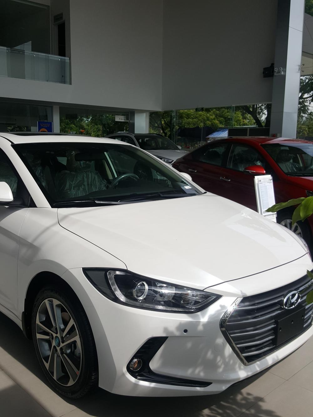 Hyundai Elantra 2.0 2018 - Hyundai Elantra 2.0 trắng, ưu đãi 70 triệu, xe có sẵn. Giao ngay