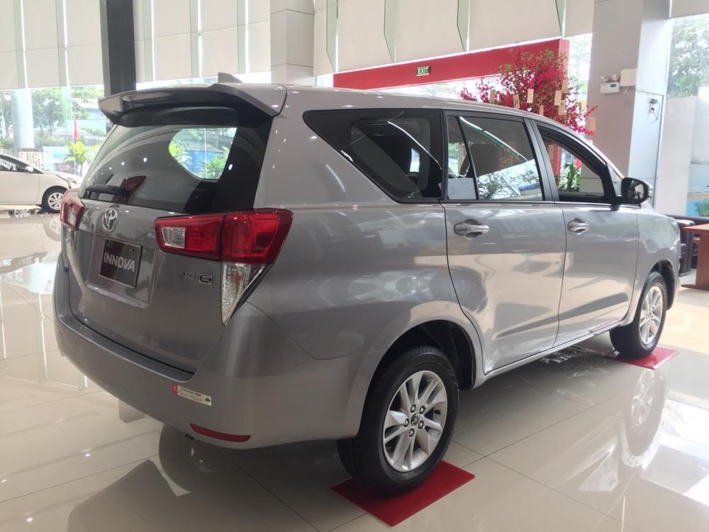 Toyota Innova E 2018 - Bán Toyota Innova E đời 2018, màu bạc