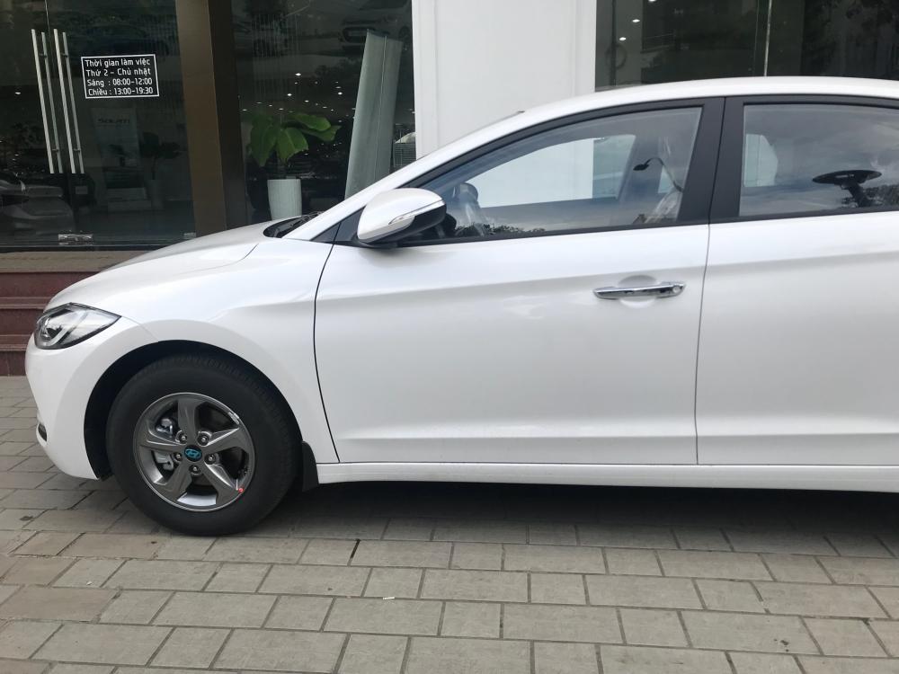 Hyundai Elantra 2018 - Bán Elantra số sàn, màu trắng, xe có sẵn giao ngay nhiều ưu đãi