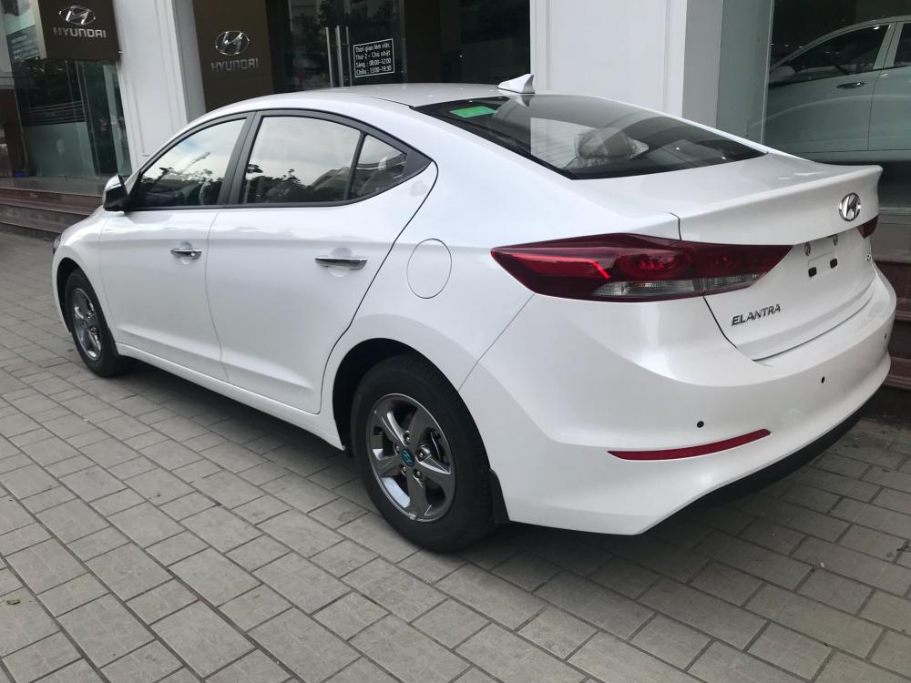 Hyundai Elantra 2018 - Bán Elantra số sàn, màu trắng, xe có sẵn giao ngay nhiều ưu đãi